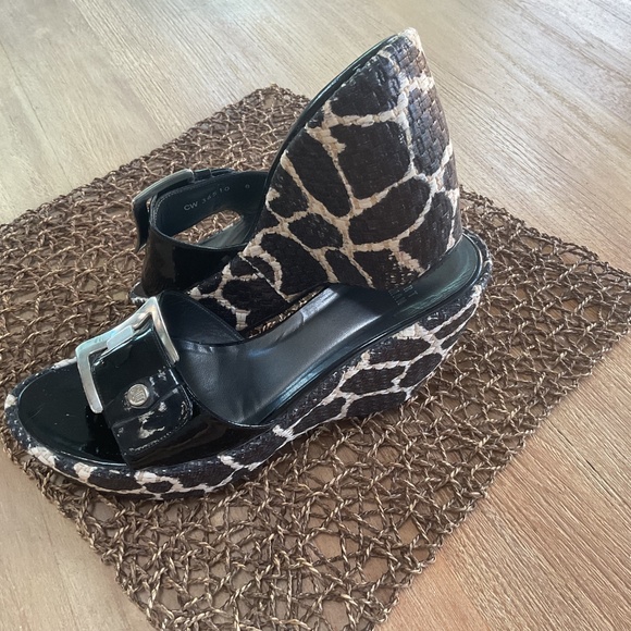 Stuart Weitzman Clipper Black Patent Giraffe Wedge Sandals - Picture 5 of 9